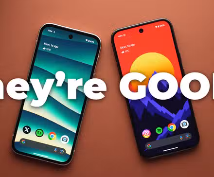 Δύο τηλέφωνα Google Pixel δίπλα-δίπλα με πολύχρωμες αρχικές οθόνες και έντονη ανάγνωση κειμένου 