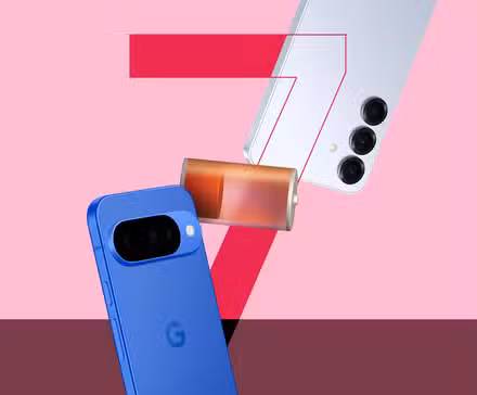 Τηλέφωνα Pixel και Galaxy που επιπλέουν γύρω από έναν μεγάλο κόκκινο αριθμό 7 με ένα εικονίδιο μπαταρίας που εξαντλείται.