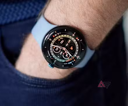 Ένα Google Pixel Watch 4 φορεμένο στον καρπό