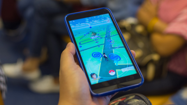 Κάποιος παίζει Pokémon Go στο τηλέφωνό του