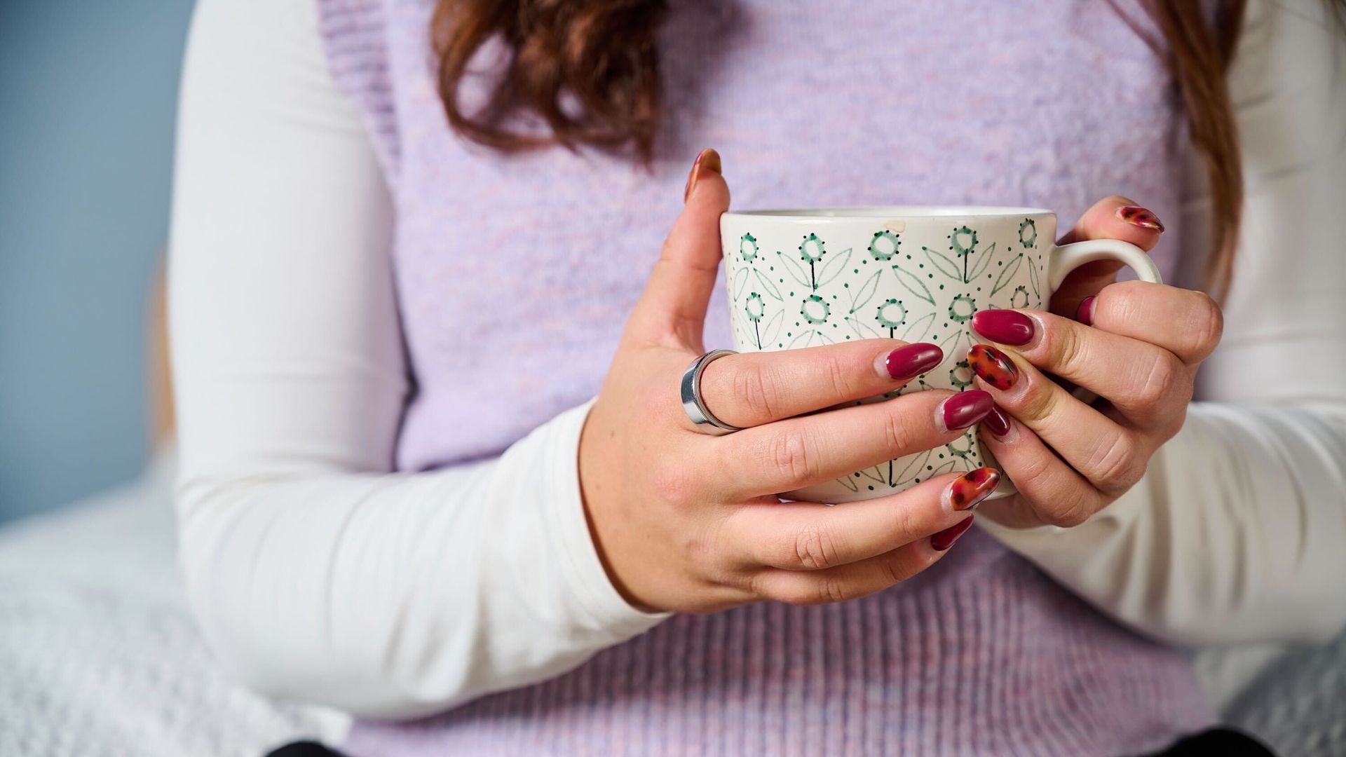 Ο ελεγκτής τεχνολογίας ύπνου μας δοκιμάζει το ασημένιο δαχτυλίδι Oura 4