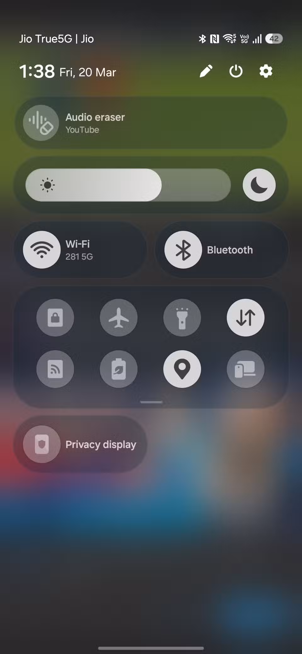 Πίνακας γρήγορων ρυθμίσεων που εμφανίζει συντόμευση γόμα ήχου με εναλλαγές φωτεινότητας και συνδεσιμότητας
