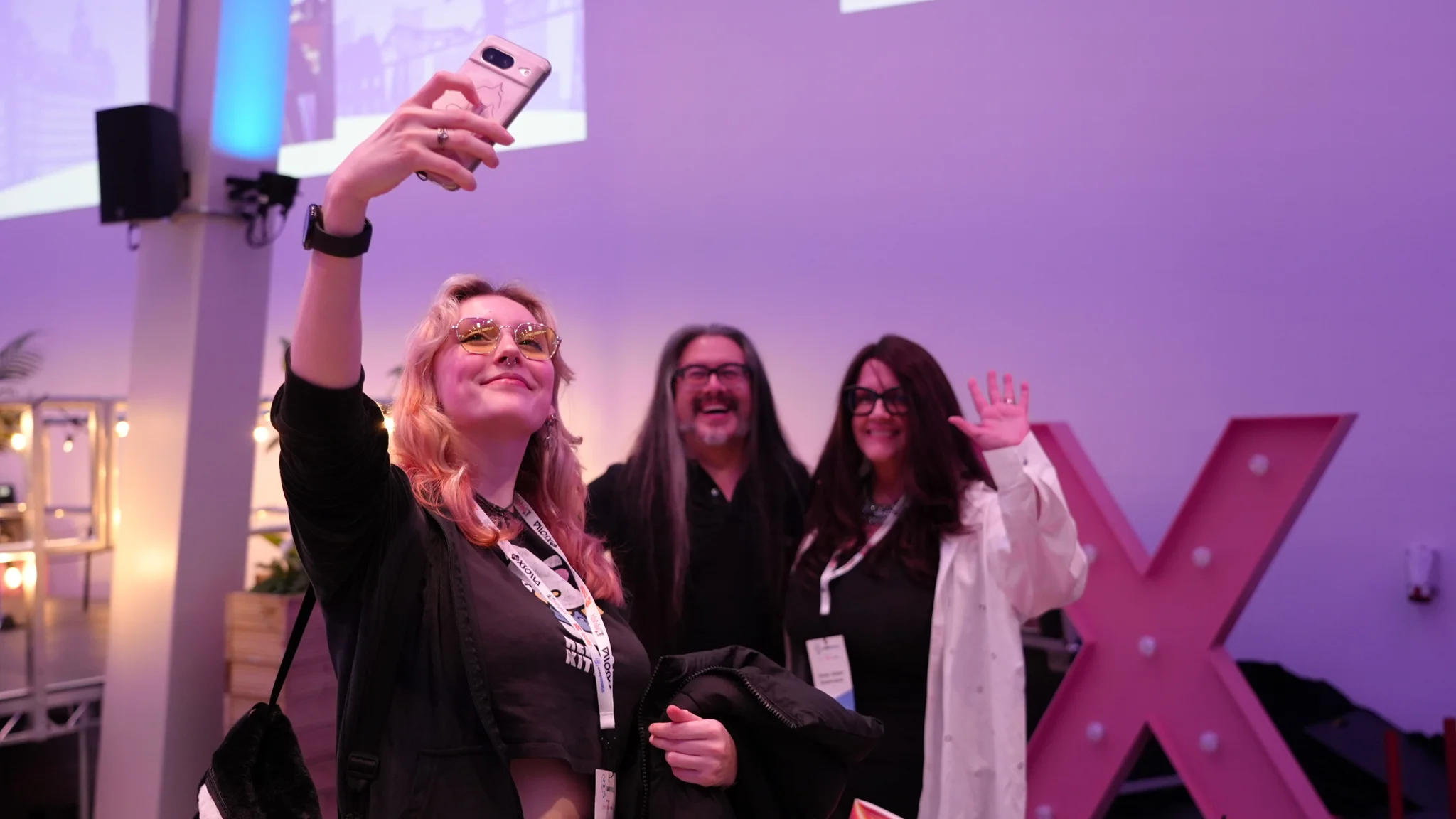 Η Molly Holmes από την Panda Cat Games βγάζει μια selfie με τον John και την Brenda Romero.