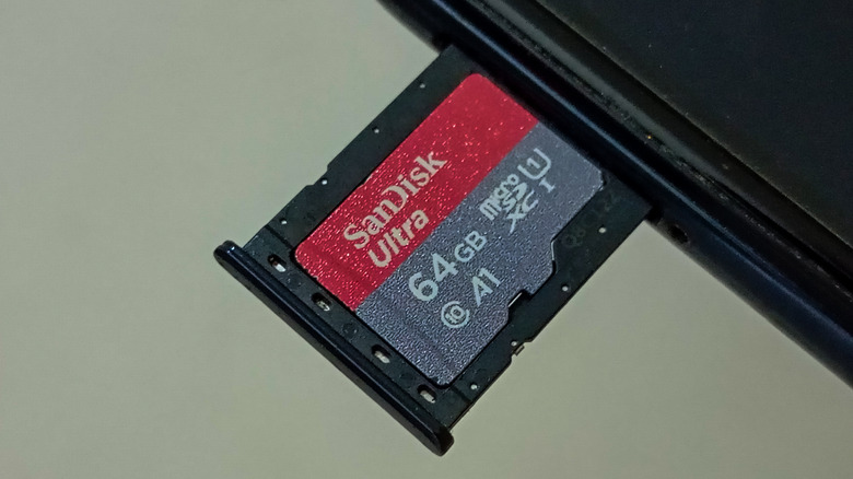 Υβριδικός δίσκος SIM σε smartphone με κάρτα SIM και κάρτα microSD
