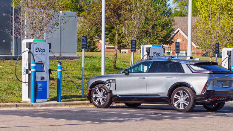 EV σε σταθμό φόρτισης