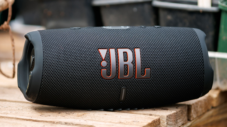 Φορητό ηχείο Bluetooth JBL σε ξύλινο τραπέζι σε εξωτερικούς χώρους