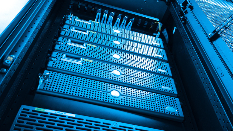 Ένας πύργος διακομιστή γεμάτο σκληρούς δίσκους