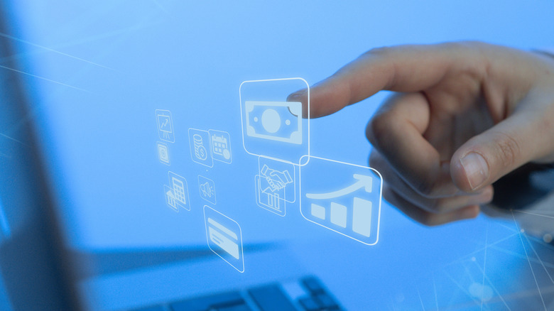 Έννοια ενός ατόμου που χρησιμοποιεί ένα φορητό υπολογιστή με οθόνη αφής