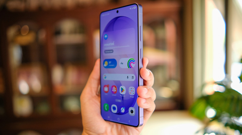 Ένα χέρι που κρατά το τηλέφωνο Samsung Galaxy S26 με την αρχική οθόνη στην οθόνη.