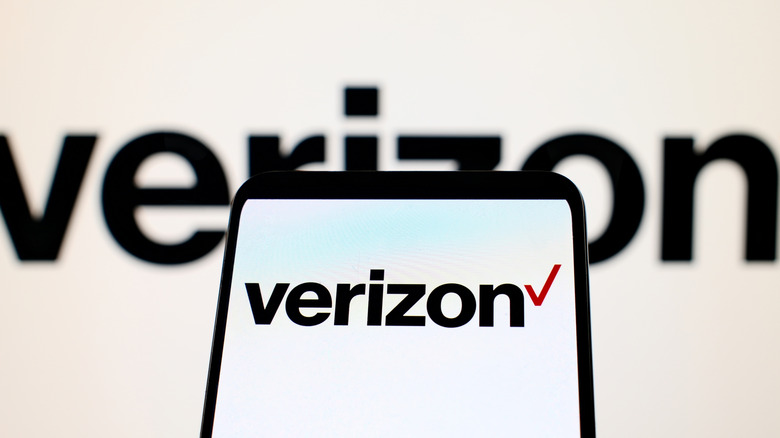 Smartphone που εμφανίζει το λογότυπο της Verizon