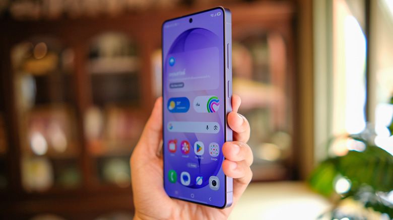 Το Galaxy S26 Ultra στο χέρι.