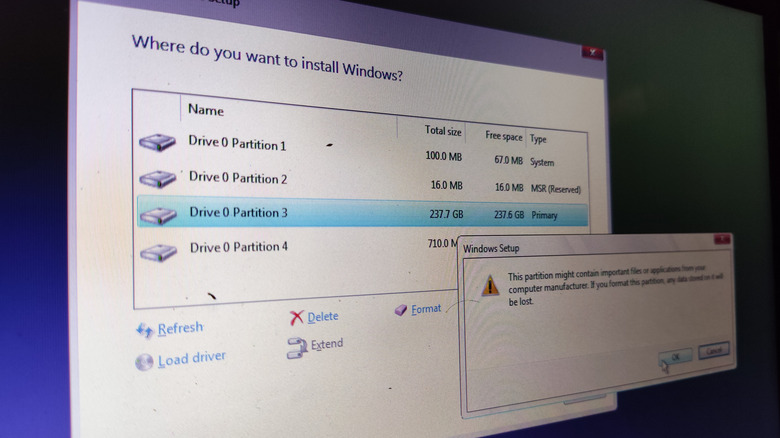 Στιγμιότυπο οθόνης εγκατάστασης των Windows με ορατό το μενού διαμερισμάτων δίσκου.