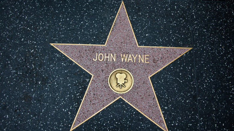 Μια κοντινή λήψη του αστεριού του John Wayne στο Hollywood Walk of Fame.