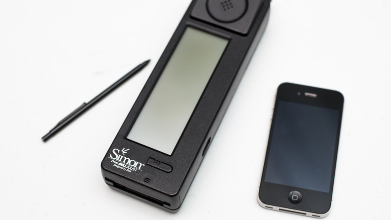 Το IBM Simon δίπλα σε ένα πρωτότυπο iPhone