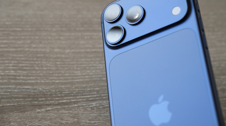 Πίσω από ένα iPhone σε ένα τραπέζι