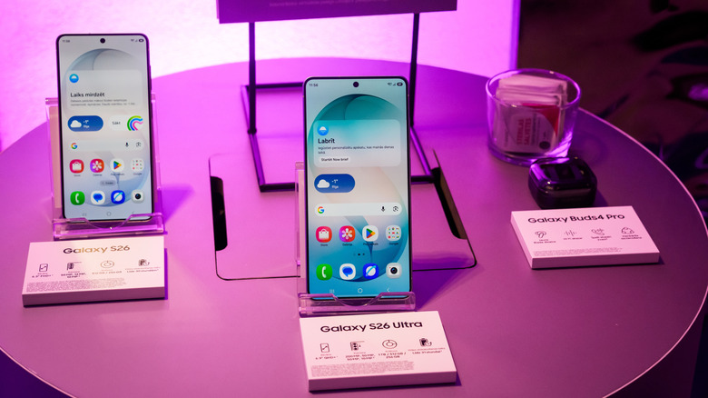 Τα Galaxy S26, Galaxy S26 Ultra και Galaxy Buds 4 Pro στην οθόνη.