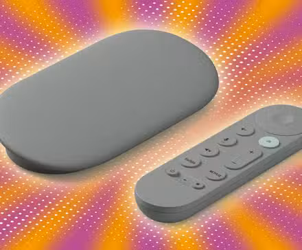 Συσκευή Google TV Streamer με το τηλεχειριστήριο σε πολύχρωμο φόντο