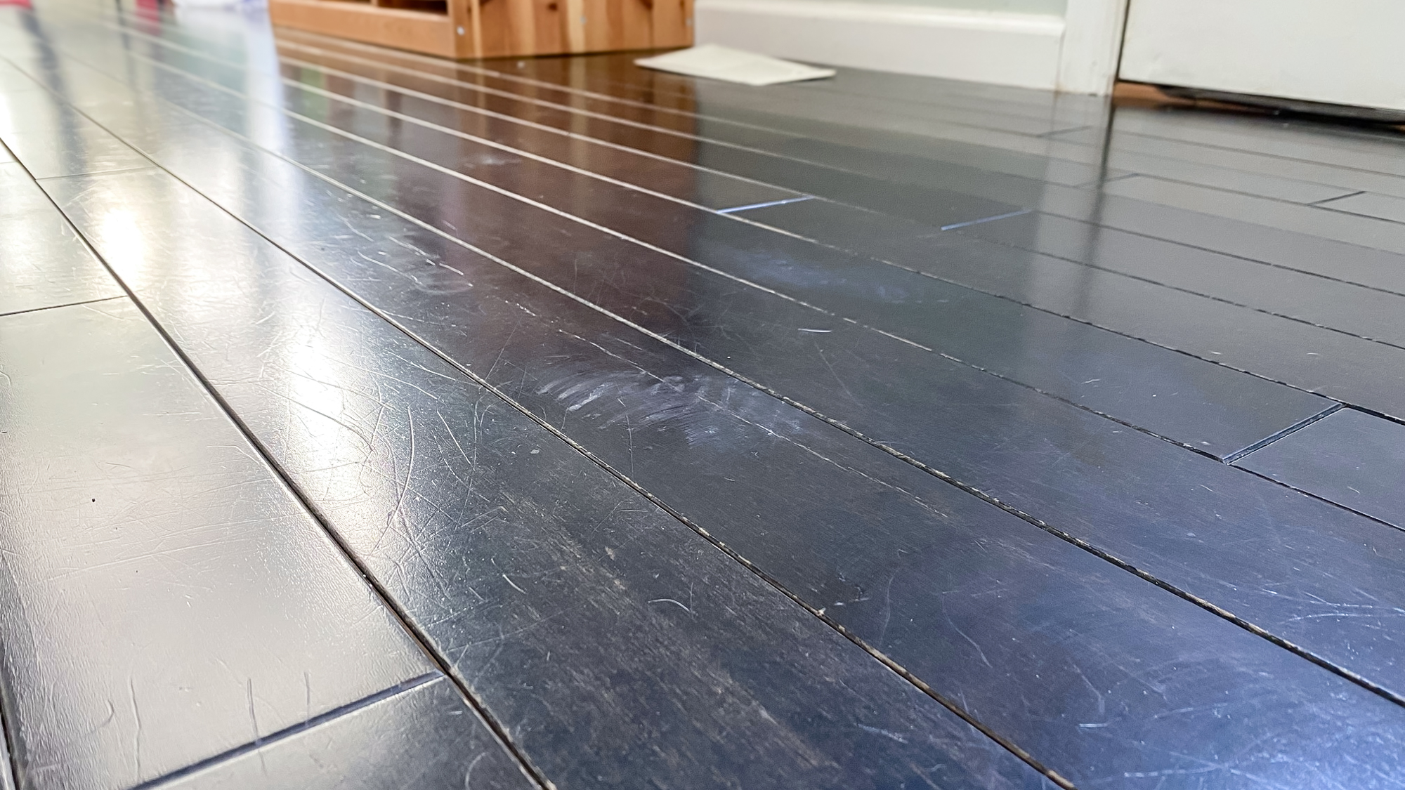 Roborock Saros 20 ρομπότ με ηλεκτρική σκούπα σε διαμέρισμα