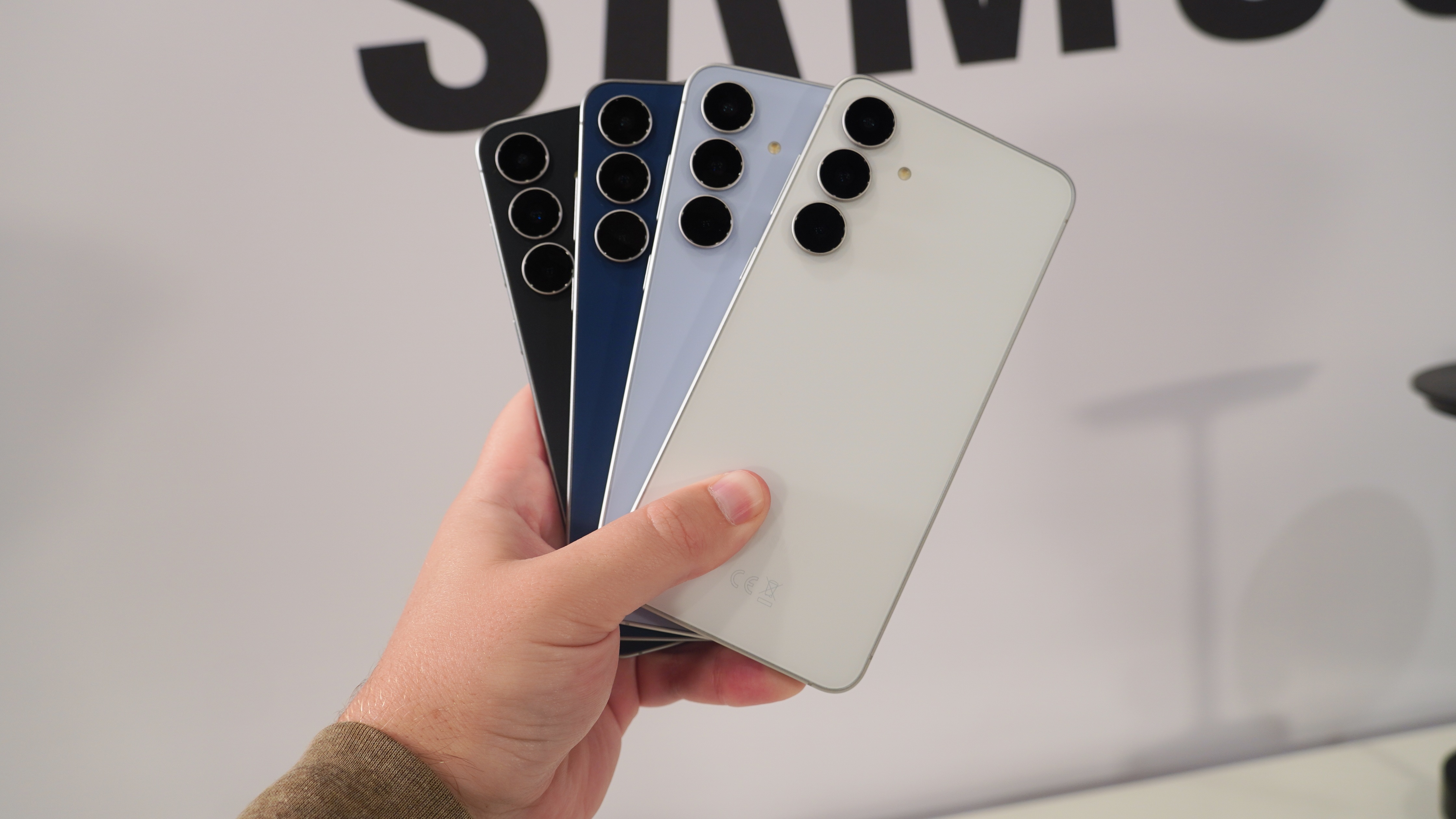 Το Samsung Galaxy S25 FE σε πρακτικές φωτογραφίες.