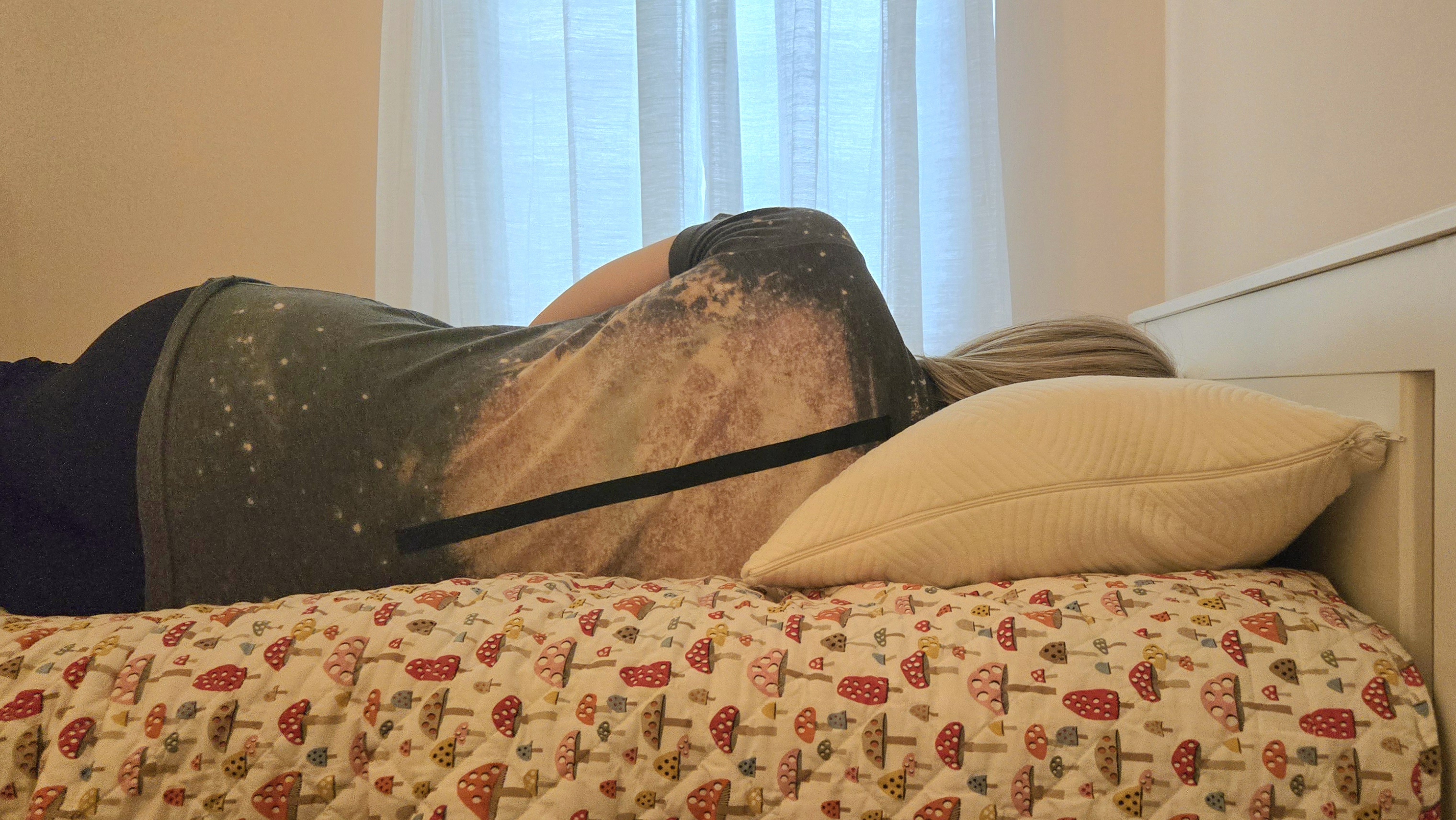 Η κριτικός κοιμάται λοξά στο ρυθμιζόμενο μαξιλάρι λάτεξ Coop Sleep Goods, με μια λωρίδα μαύρης ταινίας να τρέχει στην πλάτη της για να δείχνει την ευθυγράμμιση της σπονδυλικής στήλης