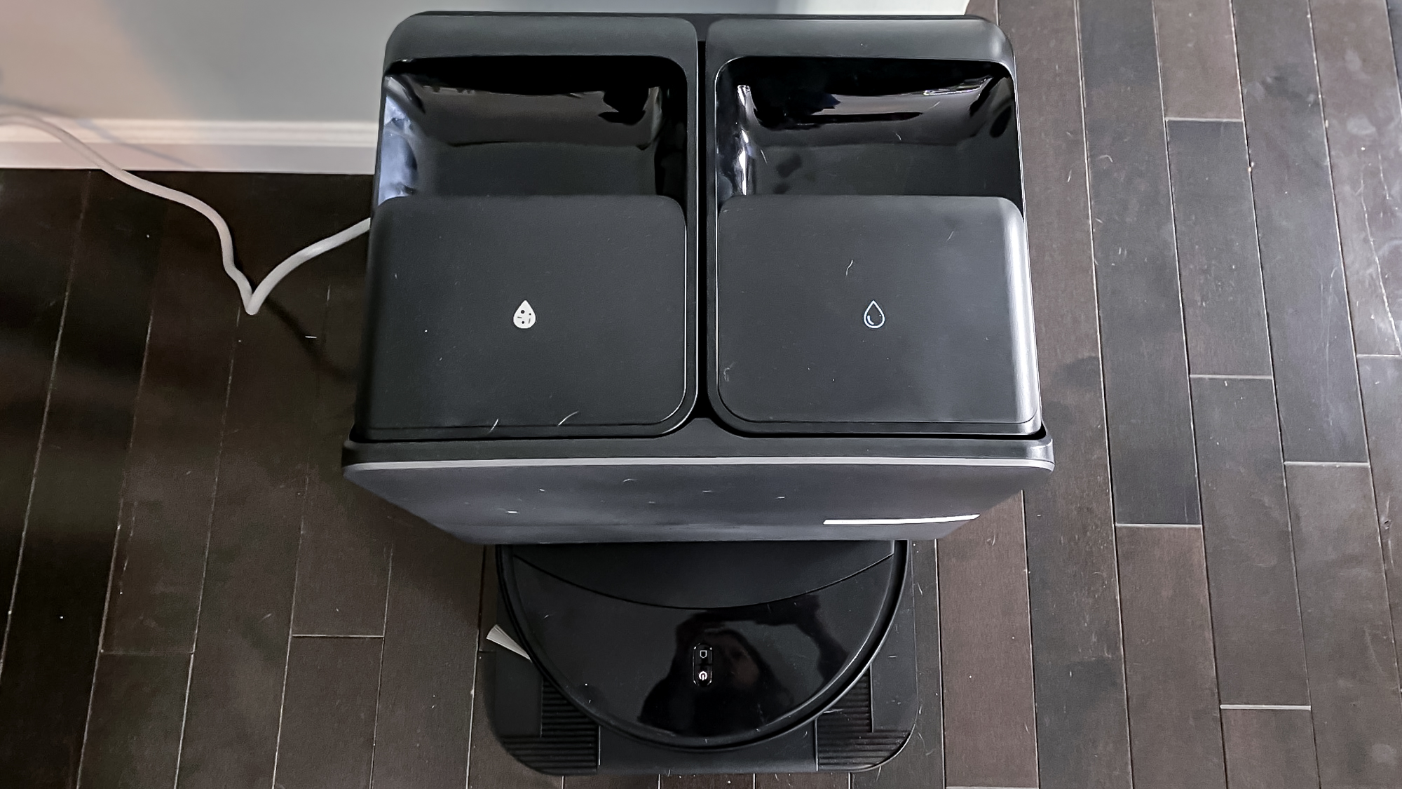 Roborock Saros 20 ρομπότ με ηλεκτρική σκούπα σε διαμέρισμα