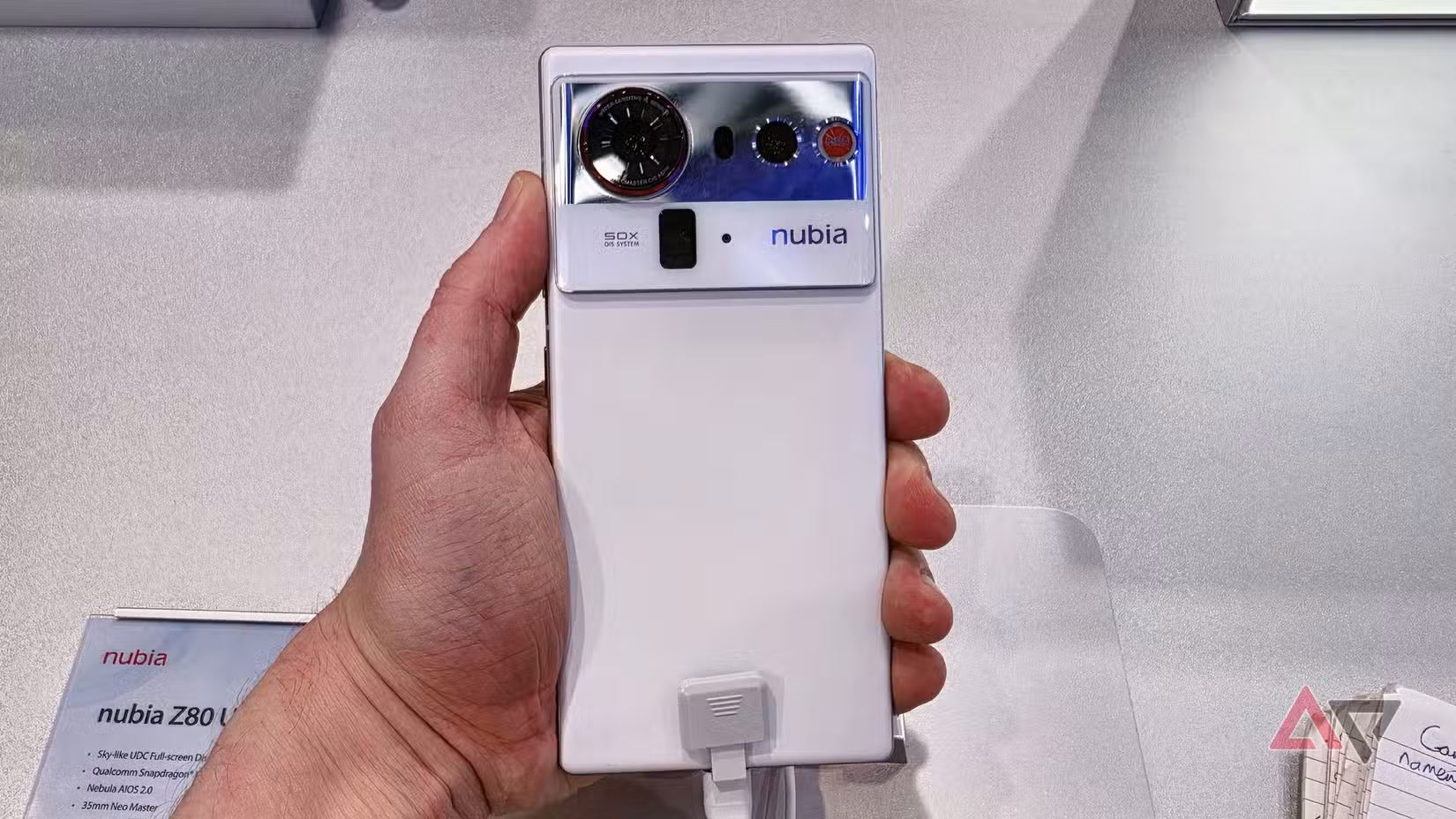 Το ZTE Nubia Z80 Ultra στο λευκό του μοντέλο.